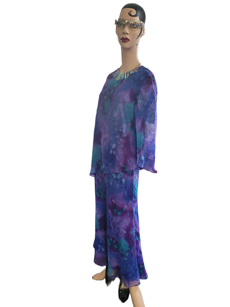 Macie found a beautiful Siasia New York top and skirt in her favorite colors.  The outfit is size 10 that sells for $15.00. What a bargain, come in, and it's yours.
We are open Thurs. (TODAY) 10 am - 6 pm, Fri. 10 am - 1 pm, and Sat. 10 am-3 pm.