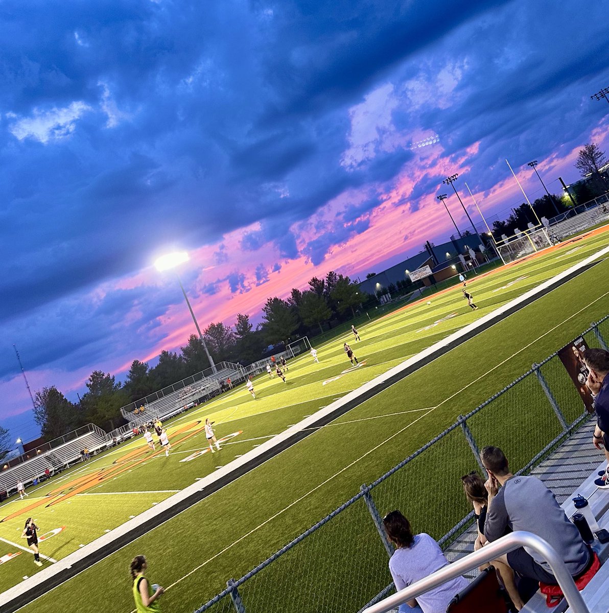 Have absolutely loved being able to get out and watch so many GREAT local High School matches these last few weeks in Saint Louis… incredible talent and some 5⭐️ sunsets! #HTR #RollBills