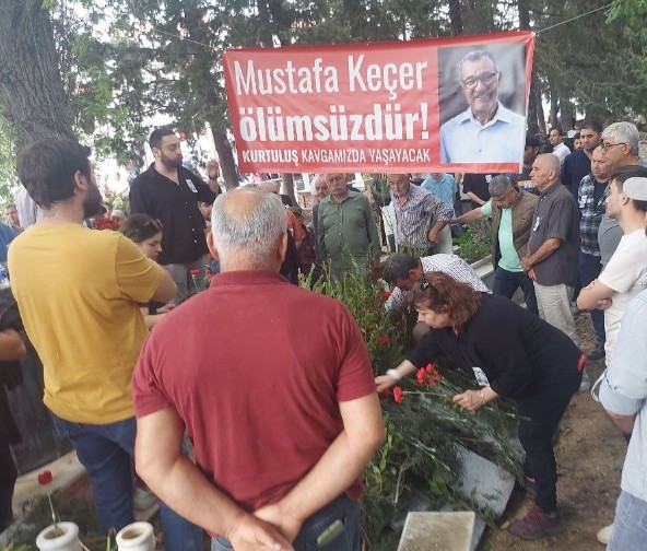 Mustafa Keçer Antalya'da son yolculuğuna uğurlandı Geçmişte Kurtuluş geleneğinde mücadele yürütmüş Mustafa Keçer için Çarşamba günü Manavgat'ta düzenlenen defin törenine ailesi, Devrimci Parti Genel Başkanı @OnerenTorun ve çok sayıda kişi katılarak mezarına kırmızı karanfil…