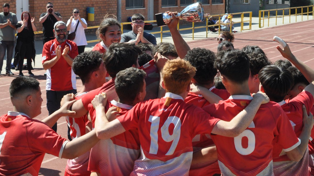 geiegrugbi's tweet photo. Felicitats al nostre equip sub-16 del Rugbi GEIEG pel seu impressionant èxit per aconseguir el primer lloc a la Lliga Tercera Catalana. Enhorabona a tots!! 🥇💪 La vostra dedicació i treball en equip us han portat lluny. A seguir treballant junts. https://t.co/nb0vgWXVvX