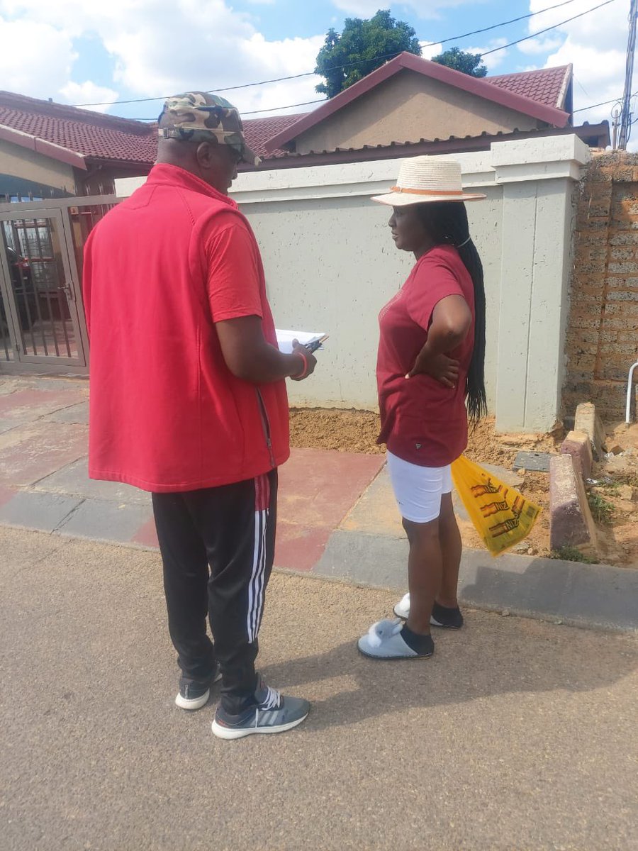 🔺Road To Victory🔺 In pictures, Convener for Madibeng SRETF Fgtr. Happy Kali is spearheading an aggressive #MothoMothongCampaign currently underway at Madibeng. The black working class residents of Madibeng are ready to respond on the 29 May.