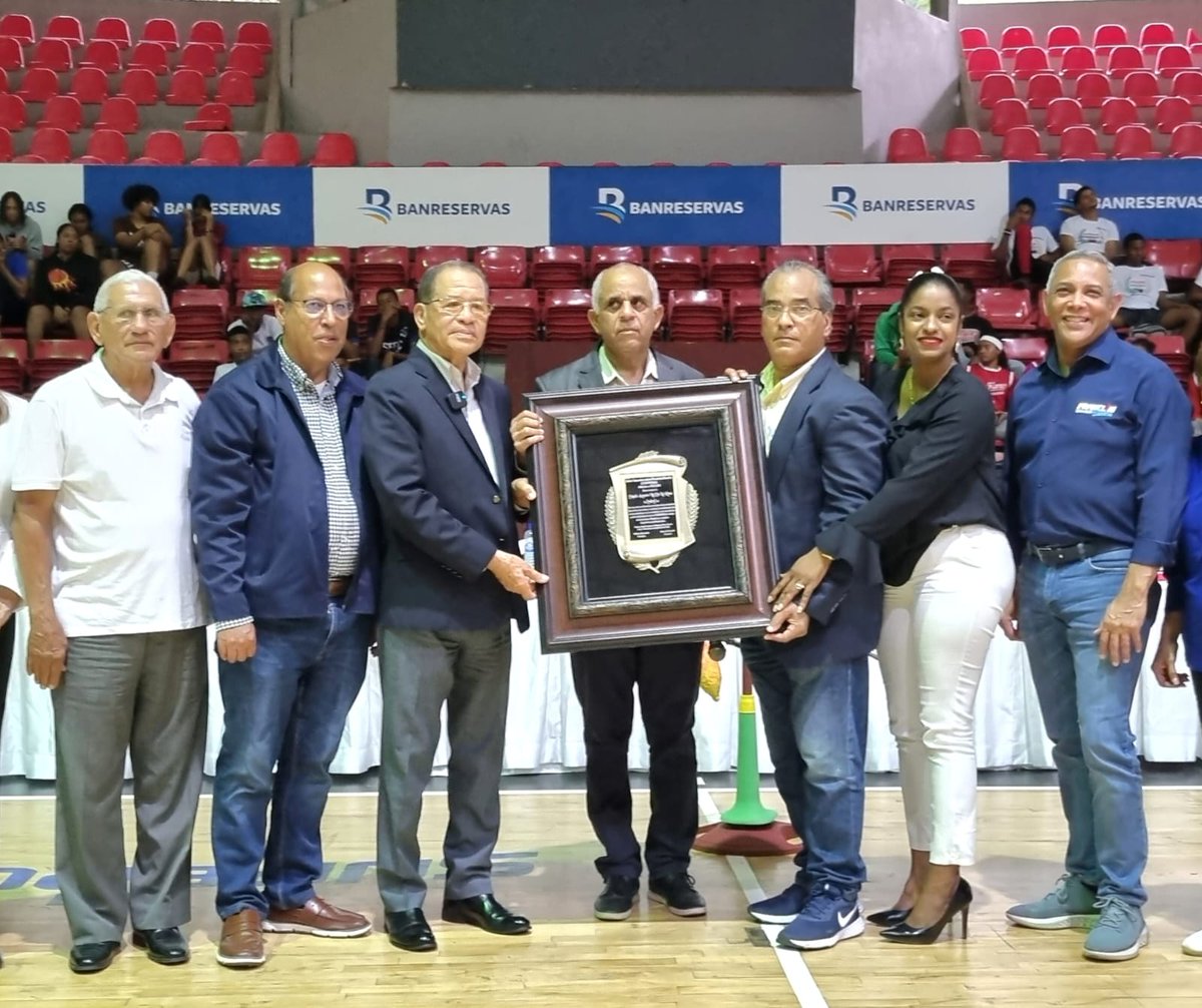 AlcaldiaSFMrd's tweet photo. Con la participación de más de 1,600 atletas inauguran Juegos Deportivos Duartianos 2024 dedicado alcalde Siquio Ng https://t.co/pfnkXrKQc1 https://t.co/GFSgIvzB09
