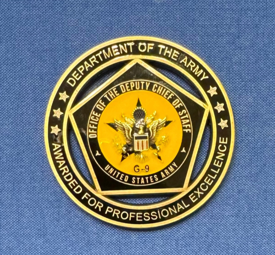 There were so many great moments at Fred Whitfield’s Third Annual HoopTee Legends Dinner! Meeting 3 Star General Kevin Vereen and receiving the Challenge Coin from him was incredible. Thank you, General Vereen, for giving me this award. 🙏 . . #challengecoin #unitedstatesarmy