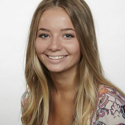 SaP011's tweet photo. Il suo nome era Lisa Holm, aveva 17 anni. 

Lisa finisce il turno di lavoro nel bar dove lavora d’estate, scrive un messaggio a suo padre, “sto tornando in scooter”, ma non arriverà mai a casa. 

Vedendo che la figlia arriva, il padre decide di recarsi al bar, scopre che lo scooter Lisa è ancora lì, spento, con le chiavi inserite. Avverte subito la Polizia, iniziano le ricerche. 

Si cerca la ragazza, anche tramite l’utilizzo delle unità cinofile, ma vengono trovati solo dei suoi oggetti personali.

Infine, dopo giorni di ricerche, la Polizia trova il corpo senza vita di Lisa in un capannone. 

Dalle analisi sul corpo si scoprirà che la ragazza è morta per “impiccagione o strangolamento”, che prima di morire era stata violentata, ed aveva sofferto molto prima di essere uccisa.  

Sulla corda utilizzata e su tutta la scena del crimine viene trovato il DNA dell’immigrato Nerijus Bilevičius. 

Viene arrestato e condannato all’ergastolo, ma per lui non finisce così. 

Gli altri detenuti, soprattutto svedesi, scoperta la viltà e la codardia del suo crimine, iniziano a tormentarlo. Viene picchiano innumerevoli volte, umiliato, gli viene gettata addosso acqua bollente. Per tale motivo viene trasferito in un altro carcere. Ma anche qui gli viene riservato lo stesso trattamento.  

Infine, verrà accoltellato al collo e ucciso da un altro detenuto con un coltello di fortuna. 

Direi che giustizia è fatta.