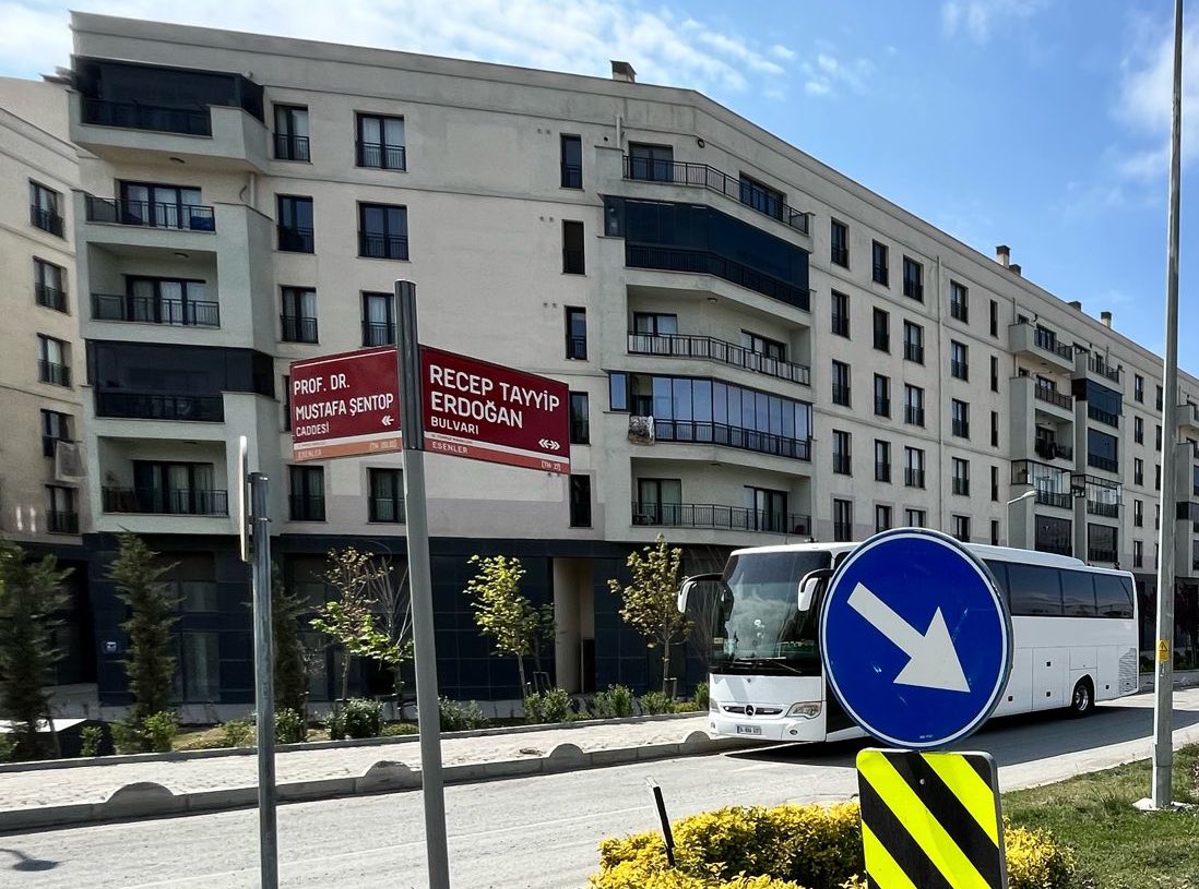 tevfikgoksu's tweet photo. Oda TV’deki arkadaşlar oturdular, düşündüler “bugün Tevfik Göksu hakkında nasıl yalan haber yapabiliriz?” dediler ve bu komik habere imza attılar.

Arkadaşlar; 
Sayın Cumhurbaşkanımızın, Bakanlarımızın ve değerli siyasi büyüklerimizin isimlerinin olduğu caddelerimiz 15 Temmuz Mahallemizdedir ve isimler mevcudiyetini korumaktadır.

“G” ve “Gök” ile başlayan sokaklarımız ise Havaalanı Mahallemizdedir ve bu sokakların isimleri de daha Esenler ilçe olmadan önce verilmiştir. Benim görevim ise 2009 yılında başlamıştır.

Bu haberi hazırlayan sevgili arkadaşlar, oturduğunuz yerden yalan haber yaparken komik duruma düşüyorsunuz!

Bu haberinizi yalan haberciliğinize ibret-i alem için kaldırmayın. Unutmadan gerekli adli işlemleri de başlatıyorum, haberiniz olsun. 😉