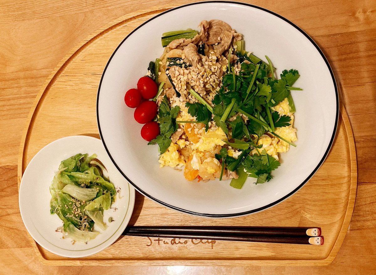 delSol1310's tweet photo. #Twitter家庭料理部
#おうちごはん
#おうちごはん𓎩𓌉𓇋 
パッタイ、レタスのしらすゴマ炒め、トマト

麺が見えないけどこれはパッタイ🍝 https://t.co/lYXduZ3FwI