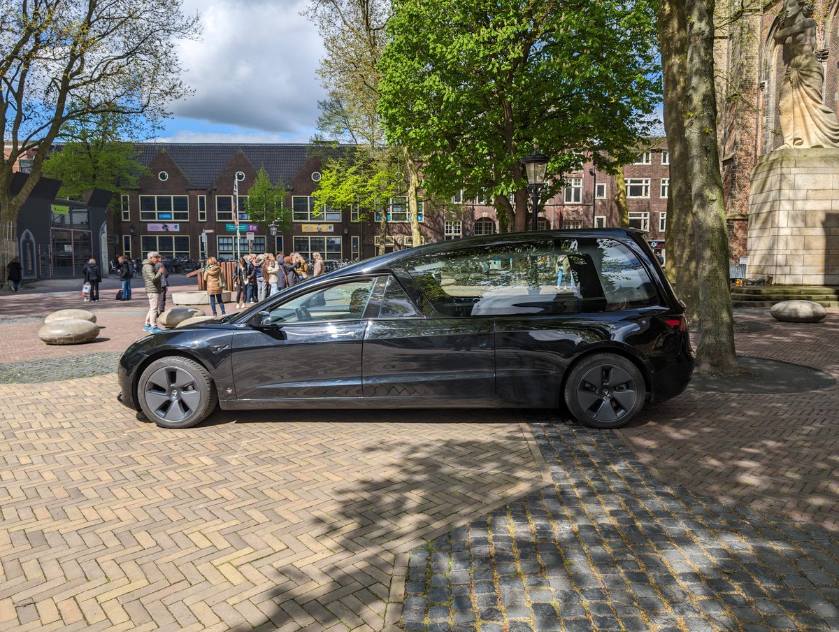 #teslaholland #teslahearse
Didn't know Tesla made these.