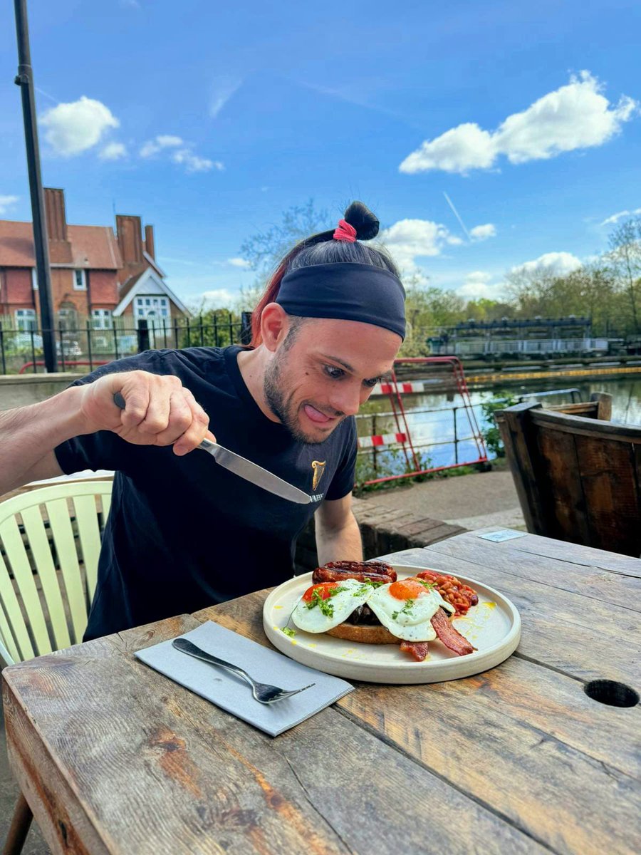 ThePrincess_E5's tweet image. Brunching in a pub: where bacon meets beer and eggs get ‘fried’ by the atmosphere! 🍳🍻 #pubbrunch #claptonpub #youngspubs #princessofwales #brunch #claptonbrunch