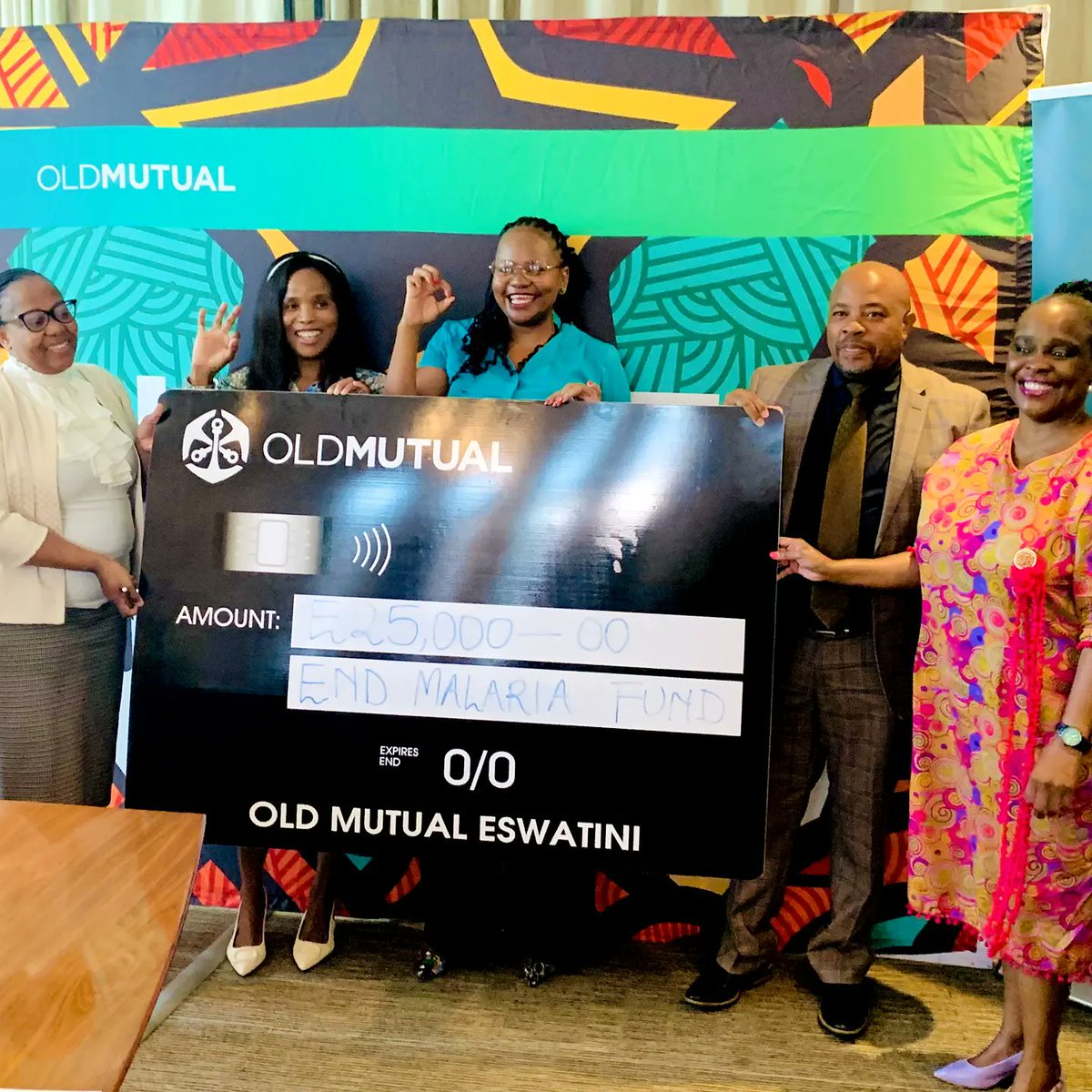 fund_end's tweet photo. @OldMutualSZ presented the EMF with a cheque worth SZL 25,000.00. The HON Minister of Health, Mduduzi Matsebula, accepted the cheque on behalf of the EMF.  The Minister also toured the EMF offices to express gratitude to @pspf_sz for offering office space for over five years. https://t.co/2t6t68GBvc
