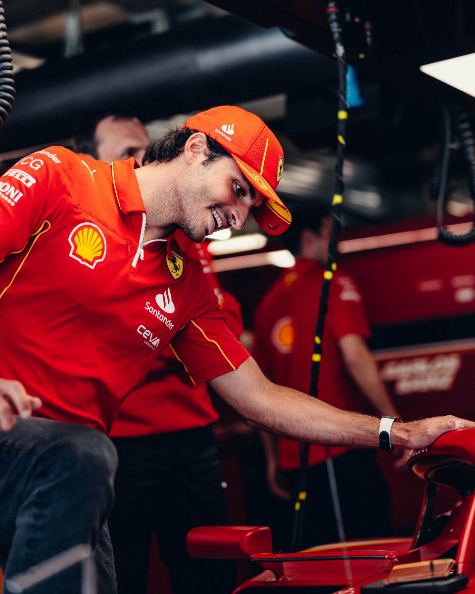 We think @CarlosSainz55 is happy to be back in his car 😂

#ChineseGP 🇨🇳 #F1