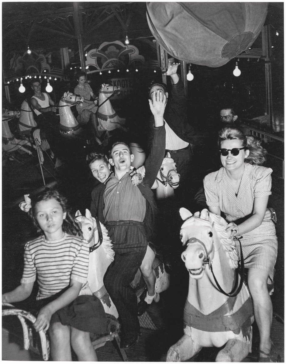 RSF_inter's tweet photo. #jeudiphoto : Après la guerre, des fêtes foraines, aujourd'hui disparues, poussent un peu partout à Paris. Willy Ronis immortalise un moment de félicité. Une image à retrouver dans l'#albumRSF. 12,50€. 100% des bénéfices reversés à RSF. https://t.co/QmucR1eS7L https://t.co/ymIJn8KJIO