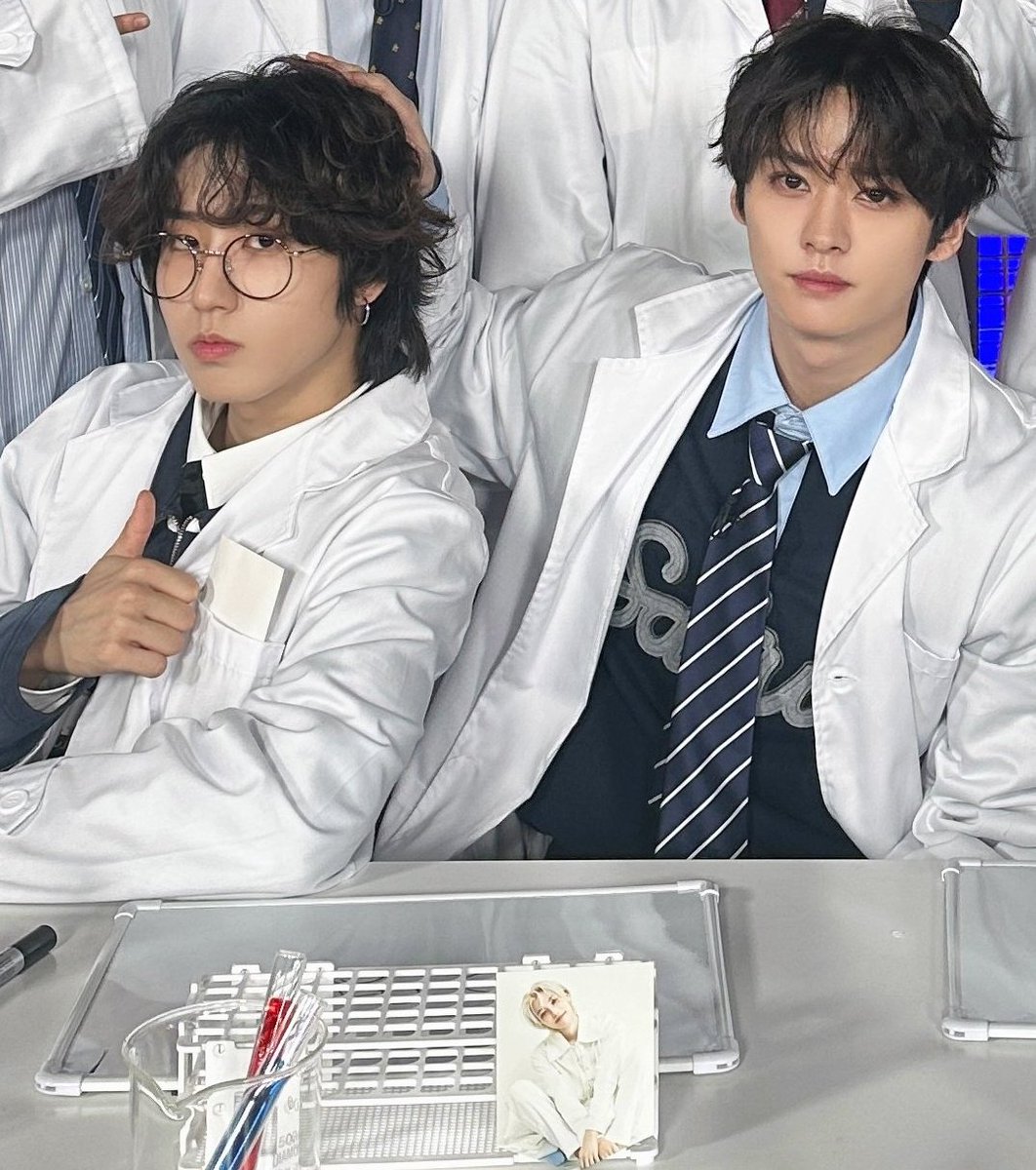 loopminsung's tweet photo. dr. han and dr. lee?! 🧐 https://t.co/PwueeD3668