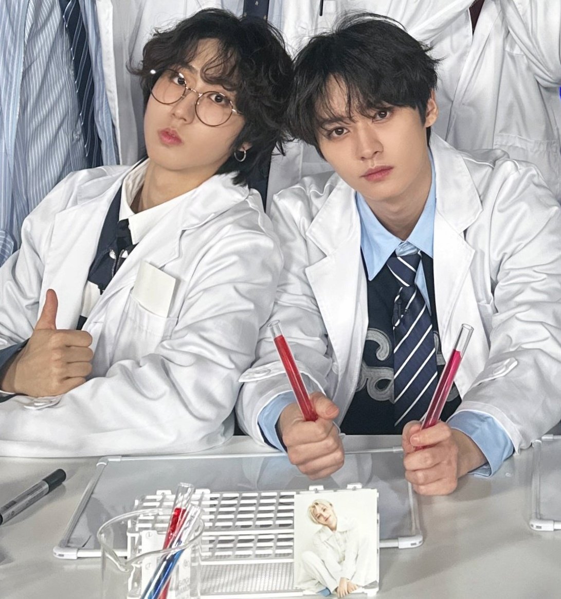 loopminsung's tweet photo. dr. han and dr. lee?! 🧐 https://t.co/PwueeD3668