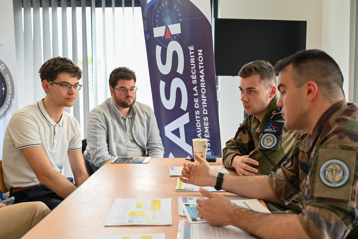 Hier, la cyberdéfense rennaise a ouvert ses portes à de potentiels futurs cybercombattants ! 🚀🛡️ Ateliers pratiques, échanges avec des experts #cyber, entretiens d’embauche ont rythmé leur découverte de notre univers.