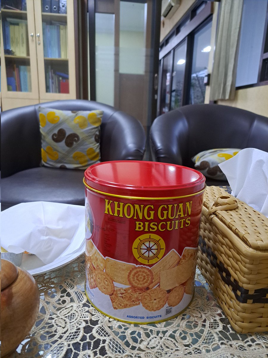 Ada yang mau biskuit Khong Guan? Ke kantor ya😀