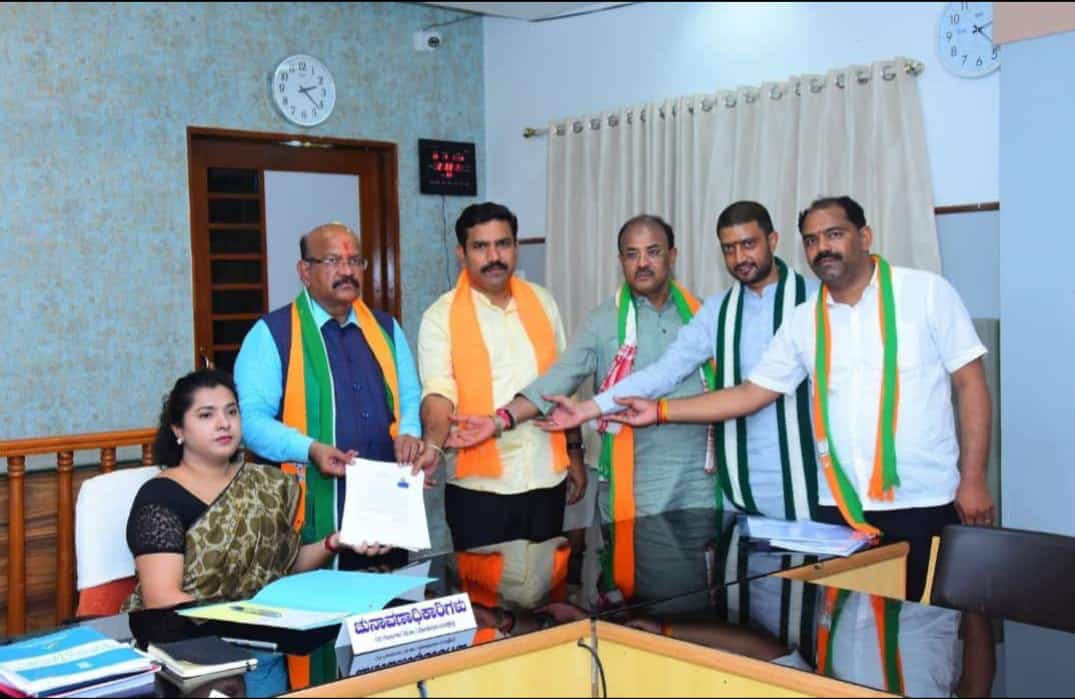 RameshHugar14's tweet photo. ಕಲಬುರ್ಗಿ ಲೋಕಸಭಾ ಕ್ಷೇತ್ರದ ಬಿ ಜೆ ಪಿ ಅಭ್ಯರ್ಥಿ ಉಮೇಶ್ ಜಾಧವ್ ನಾಮಪತ್ರ ಸಲ್ಲಿಸಿದರು.ಈ ಸಂದರ್ಭದಲ್ಲಿ ಯುವ ನಾಯಕ ಶರಣ್ ಗೌಡ ಕಂದಕೂರ ಅಣ್ಣ ಅವರು ಉಪಸ್ಥಿತರಿದ್ದರು.@SN_Kandkur @BJP4Karnataka @BYVijayendra @hd_kumaraswamy https://t.co/tgZEVF1Ss9