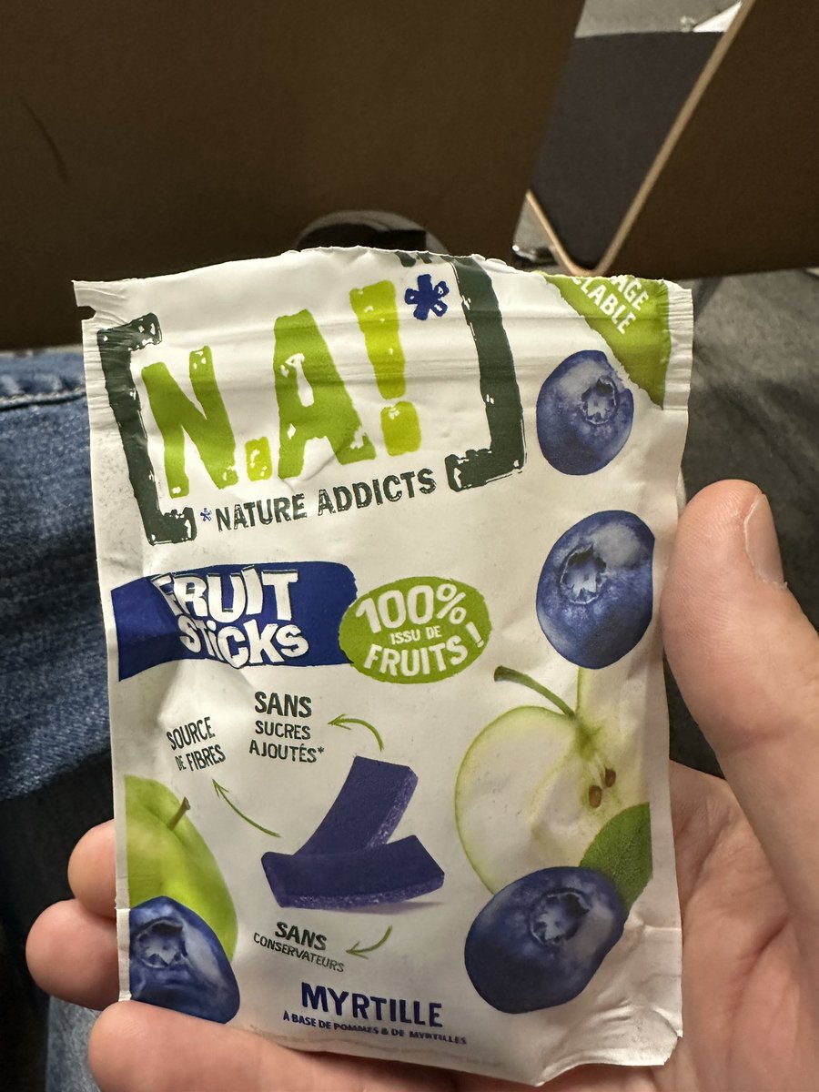 GG <a href="/takimafr/">takima</a> ! J’ai adoré vos stickers <a href="/RivieraDEV/">Riviera DEV 🌴</a> et je suis venu vous le dire ce matin à <a href="/DevoxxFR/">DevoxxFR</a>. #devoxxFR

Belle discussion et… ça ! 
C’est le meilleur des goodies ! Sain, adapté, ecolo et qui procure satisfaction.

Bravo ! <a href="/Orange_France/">Orange France</a> :  Idée pour l’année prochaine ?