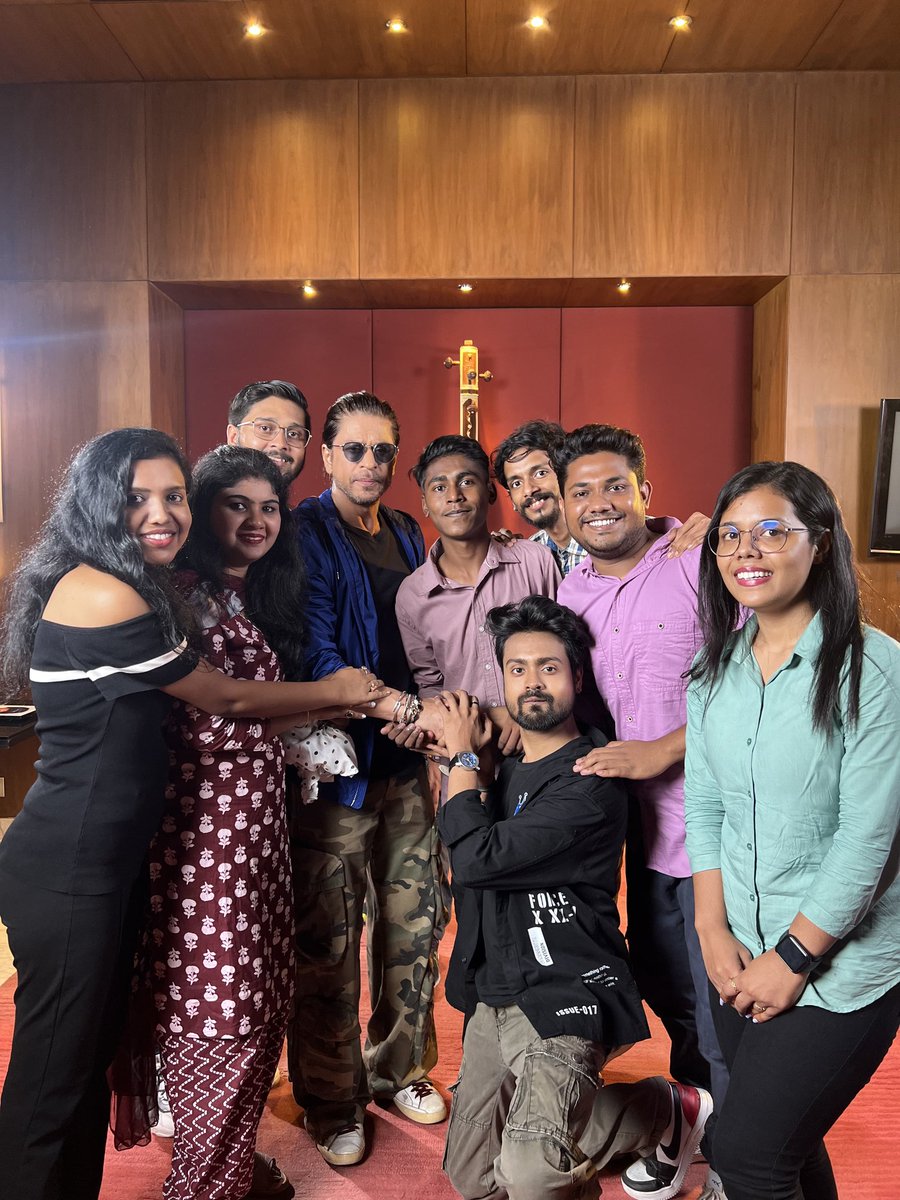 𝙉𝙀𝙑𝙀𝙍 𝙎𝙏𝙊𝙋 𝘿𝙍𝙀𝘼𝙈𝙄𝙉𝙂 Team Shah Rukh Khan kolkata Members Met The Emperor Khan, Shah Rukh Khan Special Thanks to @pooja_dadlani @KarunaBadwal @RedChilliesEnt #ShahRukhKhan #FanMeet #TeamShahRukhKhan