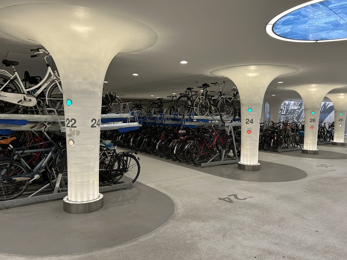 Amsterdams nyaste cykelgarage vid centralstationen under vatten.

Väldigt ljust och fräscht.

670 mnkr kostade det. Plats för 7.000 cyklar.