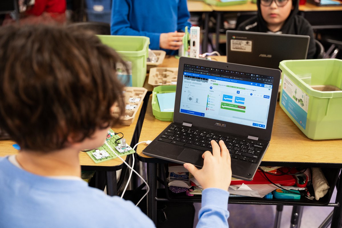 DYK that every Climate Action Kit project comes with a step-by-step coding tutorial in @MSMakeCode? This means that students can follow along at their own pace & don't always have to rely on the educator to be the expert! Want to try one? Check it out: makecode.microbit.org/#tutorial:http…