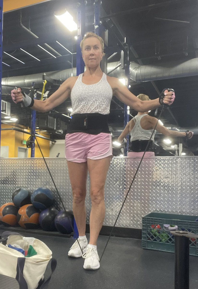 PaulaMaier3's tweet photo. Working your shoulders helps keep your upper body remain mobile and strong as you age!

#ThisIsMiddleAge #Weightlifting #ShowUp @ThanksCancer   #CancerFree #BreastCancer #TNBC https://t.co/FDdTsEP8VW
