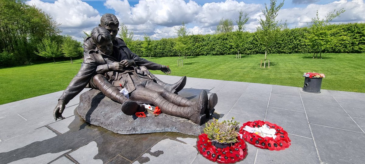 Visited the Brothers in Arms Memorial at Polygon Wood where I laid a Cross of Remembrance of Frank & Fred Adcock of #MeltonMowbray who were KIA 25 Apr 1915 at Gallipoli. @peskymee placed 1 in memory of his Gt Uncle's Benjamin & John Kenney KIA 12 Oct 1917 & 9 Nov 1917. @jacquimee