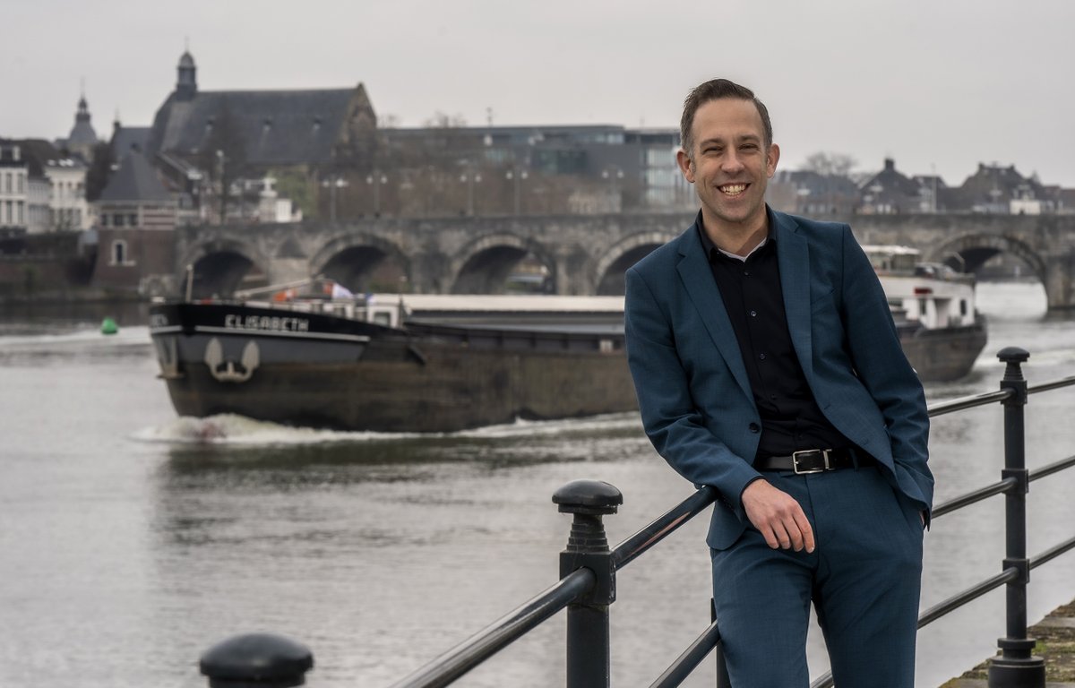 Davy Pieter's career has taken a roundabout route after studying International Economic Studies and European Studies at UM. But for Davy, returning ‘home’ in Maastricht after an #international career felt like coming full circle. Read the interview 👉 shorturl.at/bwMPY