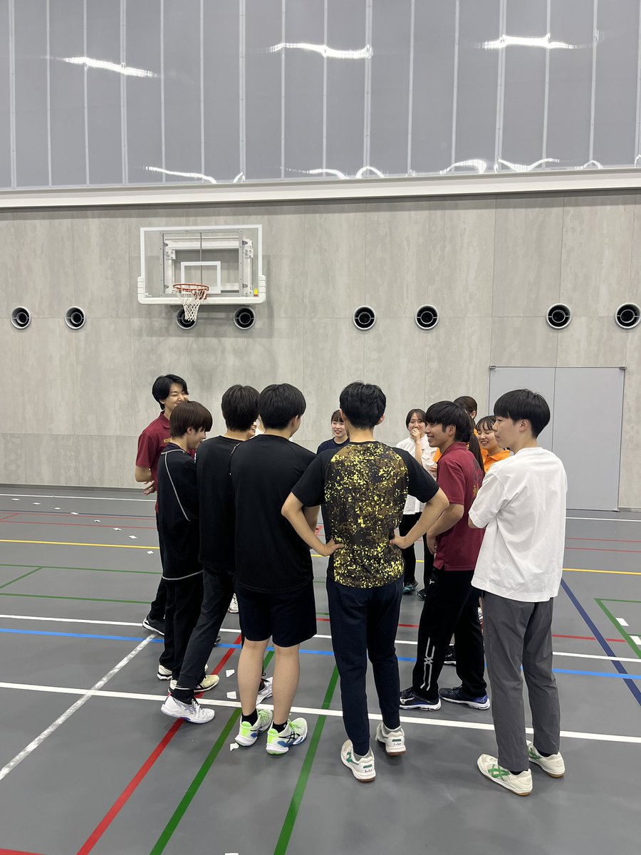 男女バレ合同レク会は、プレーヤー7名、マネージャー5名が来てくれました🙌🏻
白熱した試合で、最後にはハイタッチをするほど仲良くなっていました！
男バレプレーヤー希望者の新歓は明日4/19(金)でラストなので、ぜひ参加してください☺️
#春から神医 #春から神大 #春から神戸大学