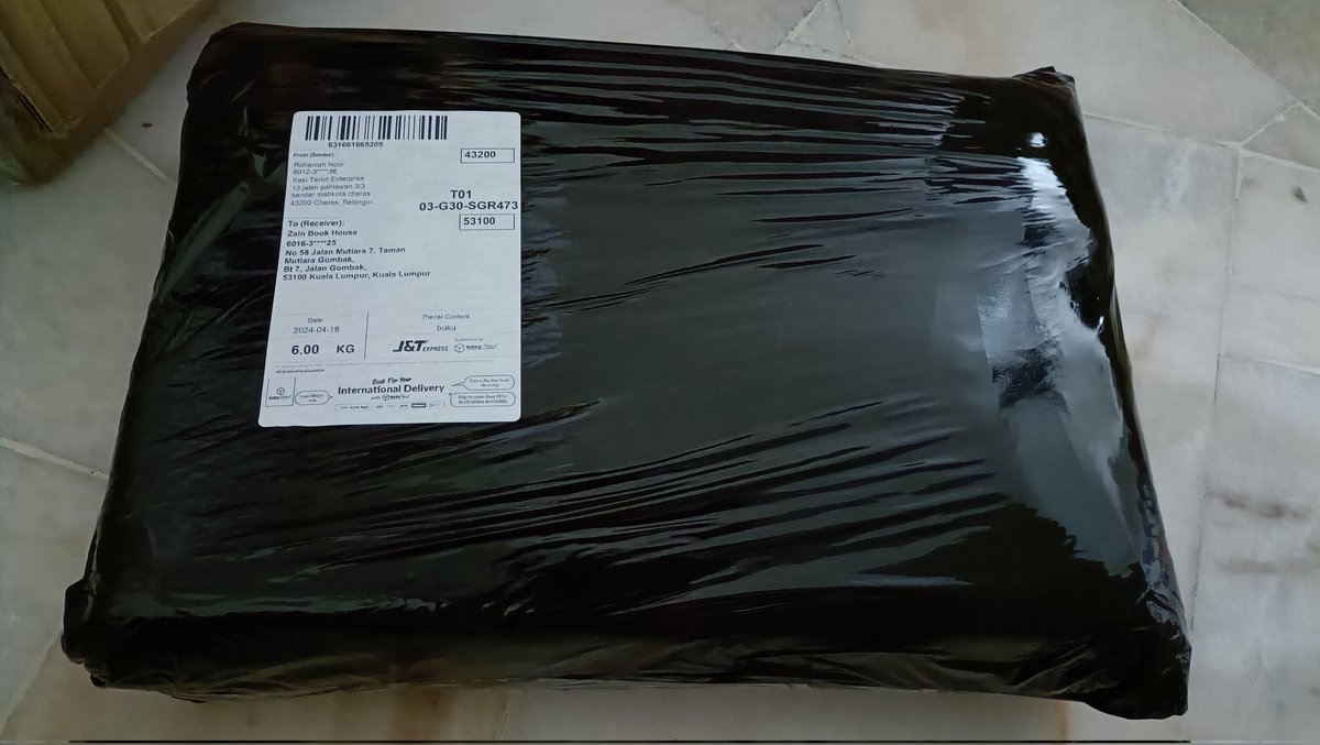 Satu bundle buku Jiran akan dipos ke pengedar. Kita dapat order dari Kinokuniya.

Yeayy...tak lama lagi buku Jiran ada kat Kinokuniya