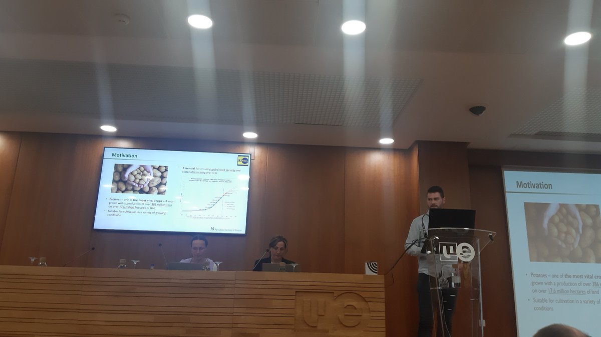 @NRS_ITC dept. has a valuable experties and knowledge in vegetation health monitoring using #EO data. Our @NRS_ITC colleague @DarvishRoshanak is chairing 'Hyperspectral Remote Sensing of Vegetation Health' session at the 13th EARSeL SIG Workshop #Valencia. #EO4All @FacultyITC