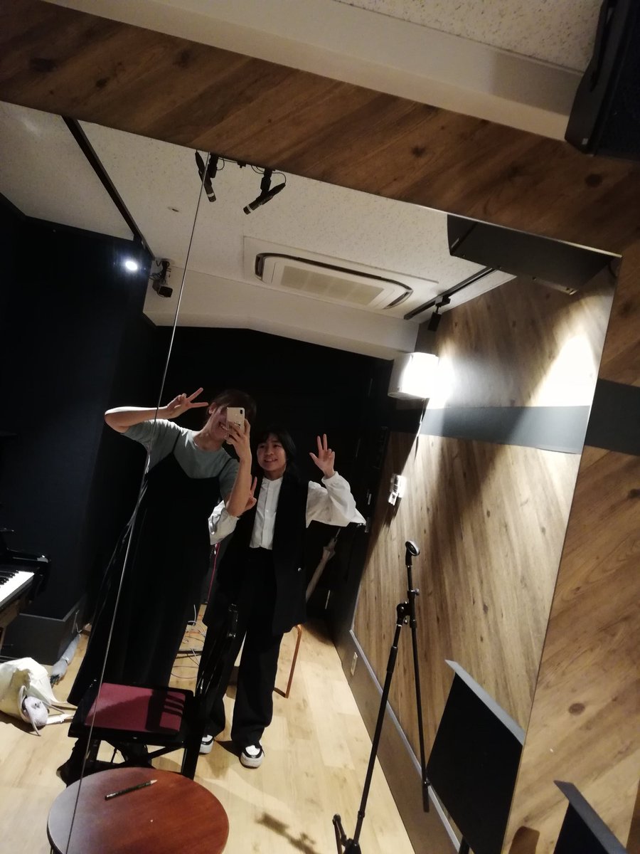 commodooo's tweet image. 今日はあきえとでみちゃんでコソ練してきたよ🎹♥️まじやるの二年ぶり(しかも私今日ピアノ)だったけどやりはじめたら本当に一気に時が戻ってとっても楽しかった！次はえっちゃんもいれて3人で練習ばりばりがんばるぞー！！！でみちゃんの髪色おしゃれです！当日あきえも明るくします！(あきえ)