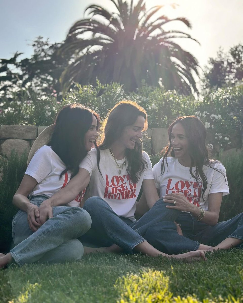 Sisterhood, mom's, besties, entrepreneurs, duchess Meghan with her lovely American girlfriends Kelly and Abigail Spencer They're wearing 'love like a mother' tee shirt in support of Kelly's charity organization.