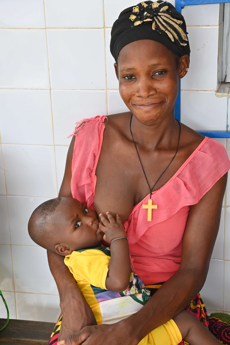 C'est l'heure du repas 🤤 À Kpolozo, au sud - ouest de la Côte d'Ivoire, les mamans allaitent exclusivement les bébés de moins de 6 mois avec du lait maternel pour leur offrir les meilleures chances de survie dans la vie 💙 #PourChaqueEnfant, une bonne nutrition ! #Nutrition