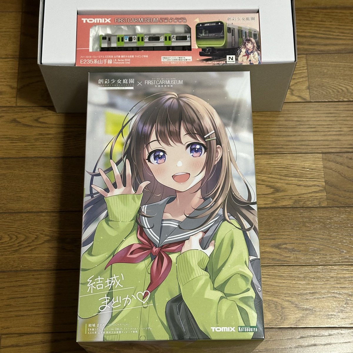 hibiyasen48ver2's tweet photo. TOMIXのファーストカーミュージアム
山手線とコトブキヤの創彩少女庭園の美少女プラモデルのコラボ商品、第一弾が入線しましたー🚃‼️
E235、創彩少女庭園ラッピング車両のNゲージと山手線カラーの結城まどかの美プラキットです‼️
#TOMX
#Nゲージ
#鉄道模型
#コトブキヤ
#創彩少女庭園 https://t.co/Er57vUnKmw