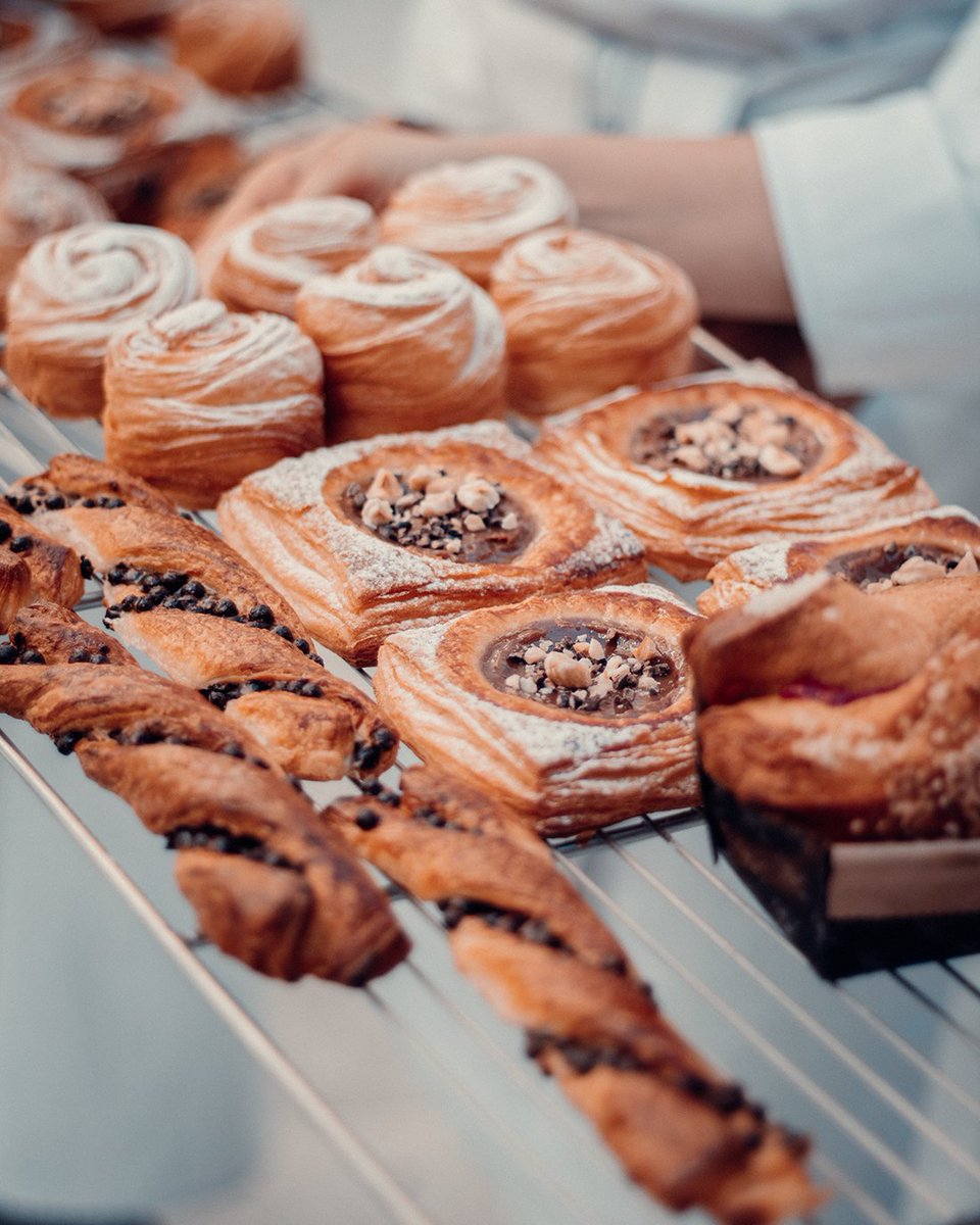 Hoy los alumnos del Certificado superior de Pastelería han realizado un taller de Brioche Hojaldrado con la supervisión del Chef Profesor Benjamin Estienne ¿Os animaríais a probarlos? 👨🏻‍🍳🥐🍰