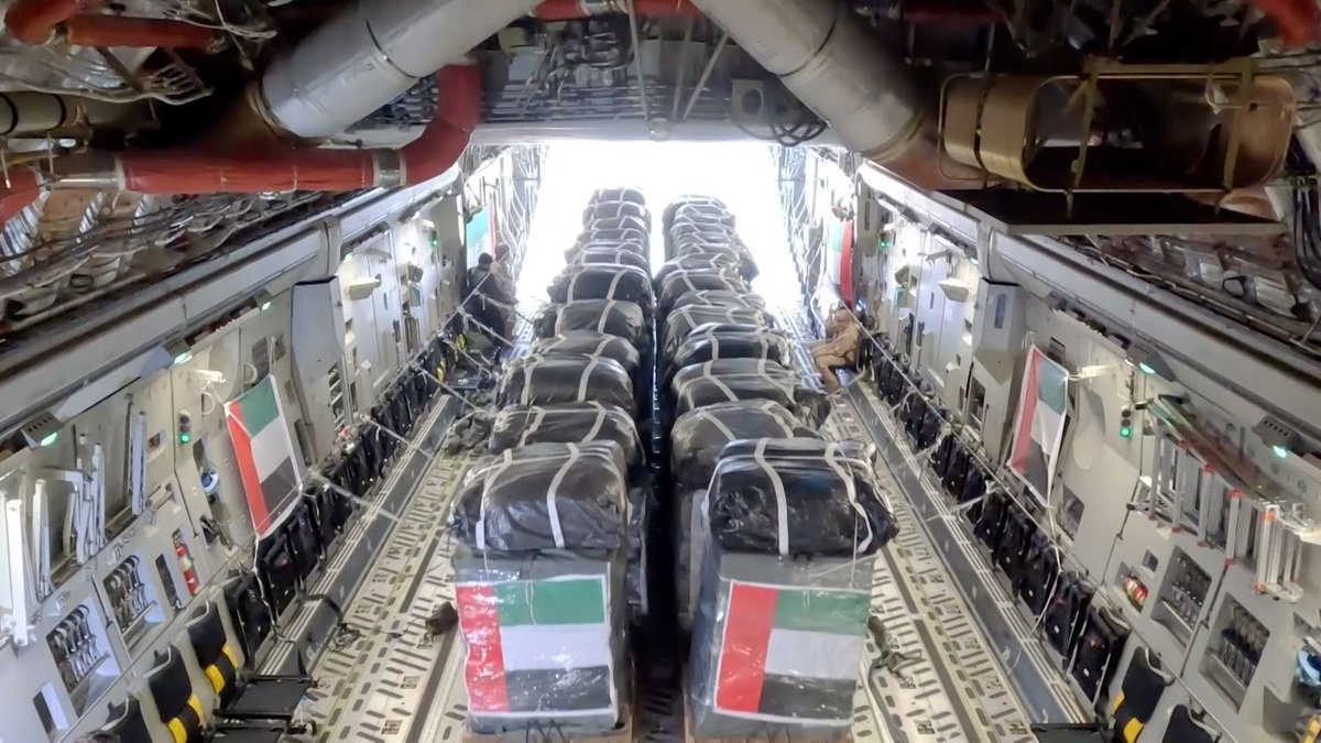 UAE & Egypt's 34th joint aid drop in Gaza: 82 tonnes of relief flown by UAE's C17 and Egypt's C295 aircraft! 🕊️🇦🇪🇪🇬 This mission, part of 'Chivalrous Knight 3,' brings total aid sent to 2559 tonnes! #HumanitarianEfforts #GazaAid #BreakingNews