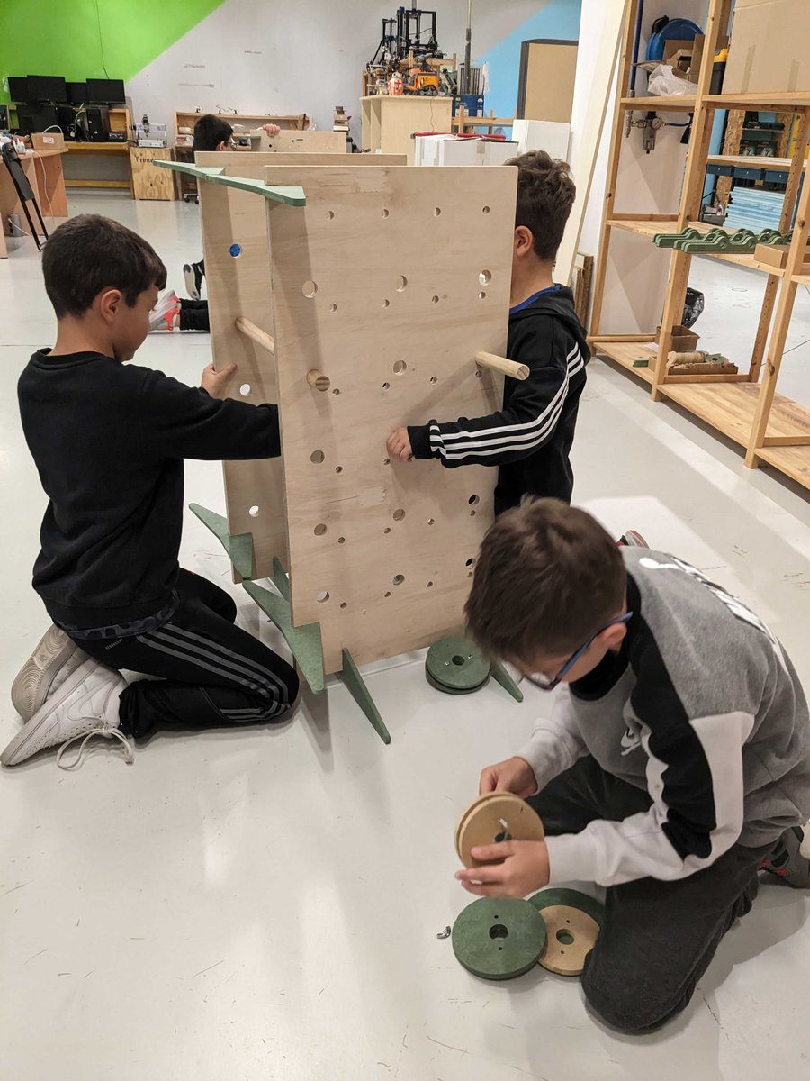 liacesar_etopia's tweet image. En "Máquinas simples" de #Aulia, el alumnado de 5º y 6º de Primaria manipula diversas piezas y estructuras para montar palancas y poleas con las que experimentar y comprender el funcionamiento de las fuerzas. Con la colaboración de @FECYT_Ciencia  y @CienciaGob