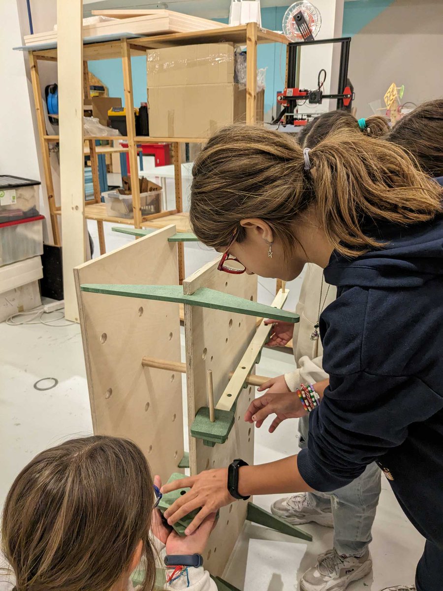 liacesar_etopia's tweet image. En "Máquinas simples" de #Aulia, el alumnado de 5º y 6º de Primaria manipula diversas piezas y estructuras para montar palancas y poleas con las que experimentar y comprender el funcionamiento de las fuerzas. Con la colaboración de @FECYT_Ciencia  y @CienciaGob