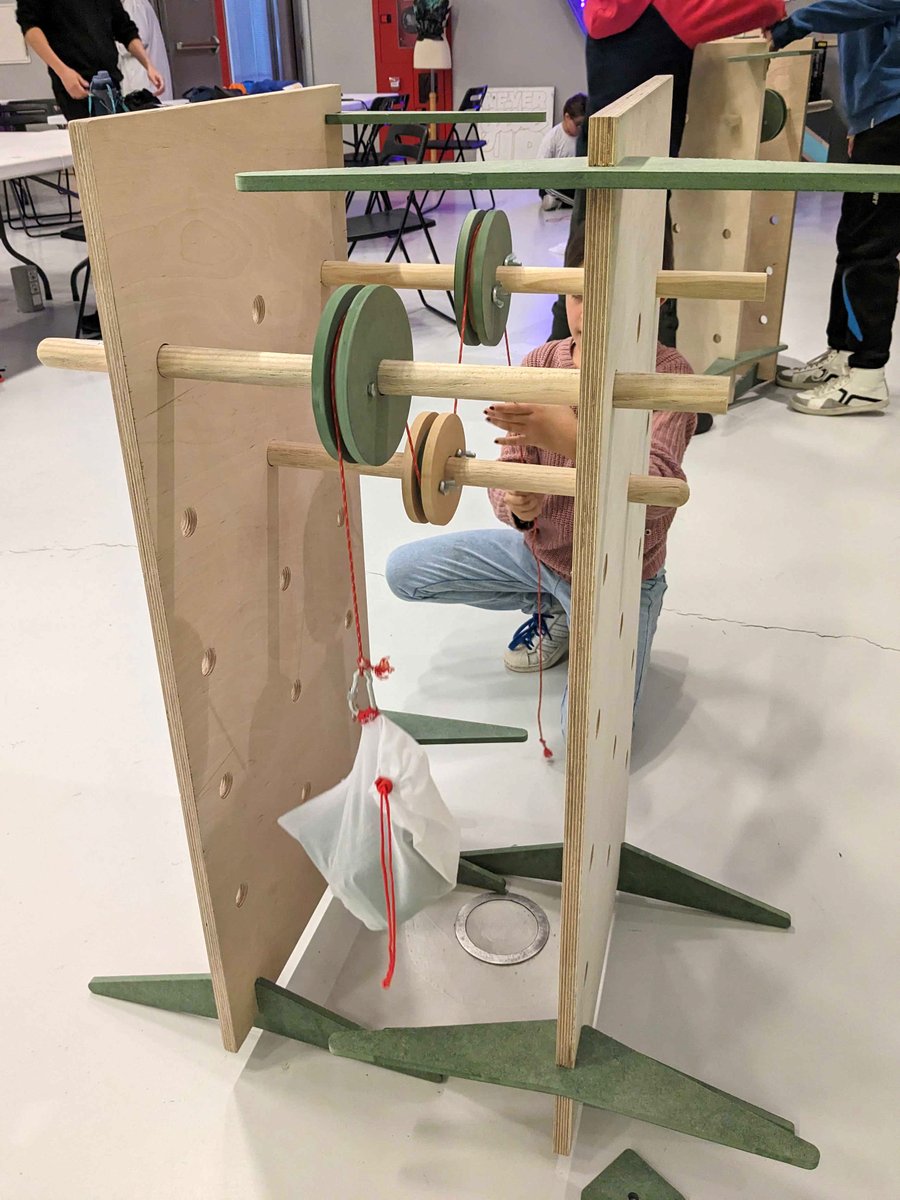 liacesar_etopia's tweet image. En "Máquinas simples" de #Aulia, el alumnado de 5º y 6º de Primaria manipula diversas piezas y estructuras para montar palancas y poleas con las que experimentar y comprender el funcionamiento de las fuerzas. Con la colaboración de @FECYT_Ciencia  y @CienciaGob