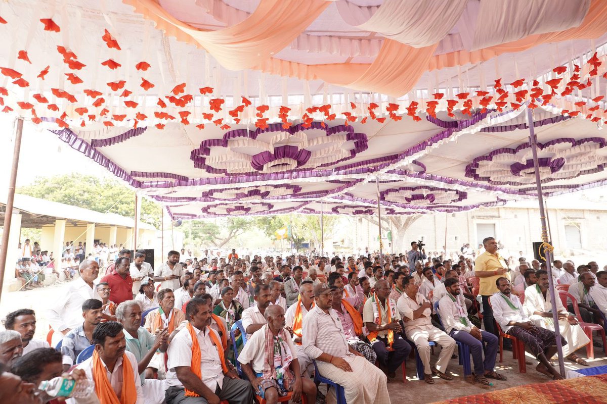 ಕಡೂರು ಕ್ಷೇತ್ರದ ಪಂಚನಹಳ್ಳಿಯಲ್ಲಿ ನಡೆದ ಚುನಾವಣಾ ಪ್ರಚಾರ ಸಭೆಯಲ್ಲಿ ಭಾಗವಹಿಸಿದೆ. 
 
ಕಡೂರು ಕ್ಷೇತ್ರದ ಜನಪ್ರಿಯ ಮಾಜಿ ಶಾಸಕರಾದ ಶ್ರೀ ಬೆಳ್ಳಿ ಪ್ರಕಾಶ್ ರವರು, ವೈ.ಎಸ್.ವಿ. ದತ್ತಣ್ಣ ನವರು ಸೇರಿದಂತೆ ಜೆಡಿಎಸ್-ಬಿಜೆಪಿ ಮೈತ್ರಿ ಪಕ್ಷಗಳ ಮುಖಂಡರು ಹಾಗೂ ಕಾರ್ಯಕರ್ತರು ಉಪಸ್ಥಿತರಿದ್ದರು.
#LokasabhaElection2024 #Hassan #Kadur