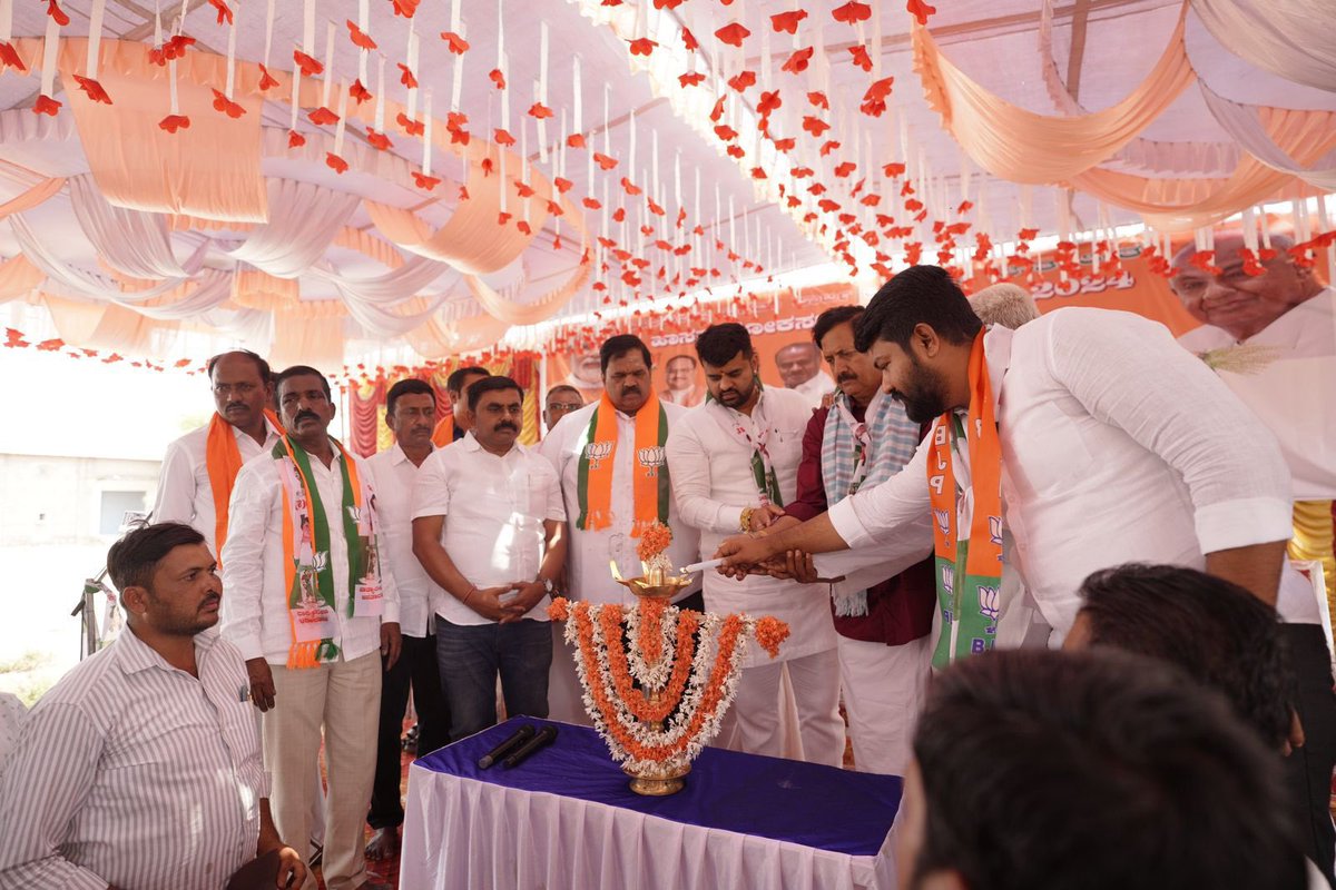 iPrajwalRevanna's tweet photo. ಕಡೂರು ಕ್ಷೇತ್ರದ ಪಂಚನಹಳ್ಳಿಯಲ್ಲಿ ನಡೆದ ಚುನಾವಣಾ ಪ್ರಚಾರ ಸಭೆಯಲ್ಲಿ ಭಾಗವಹಿಸಿದೆ. 
 
ಕಡೂರು ಕ್ಷೇತ್ರದ ಜನಪ್ರಿಯ ಮಾಜಿ ಶಾಸಕರಾದ ಶ್ರೀ ಬೆಳ್ಳಿ ಪ್ರಕಾಶ್ ರವರು, ವೈ.ಎಸ್.ವಿ. ದತ್ತಣ್ಣ ನವರು ಸೇರಿದಂತೆ ಜೆಡಿಎಸ್-ಬಿಜೆಪಿ ಮೈತ್ರಿ ಪಕ್ಷಗಳ ಮುಖಂಡರು ಹಾಗೂ ಕಾರ್ಯಕರ್ತರು ಉಪಸ್ಥಿತರಿದ್ದರು.
#LokasabhaElection2024 #Hassan #Kadur https://t.co/t8Q86c5FkM