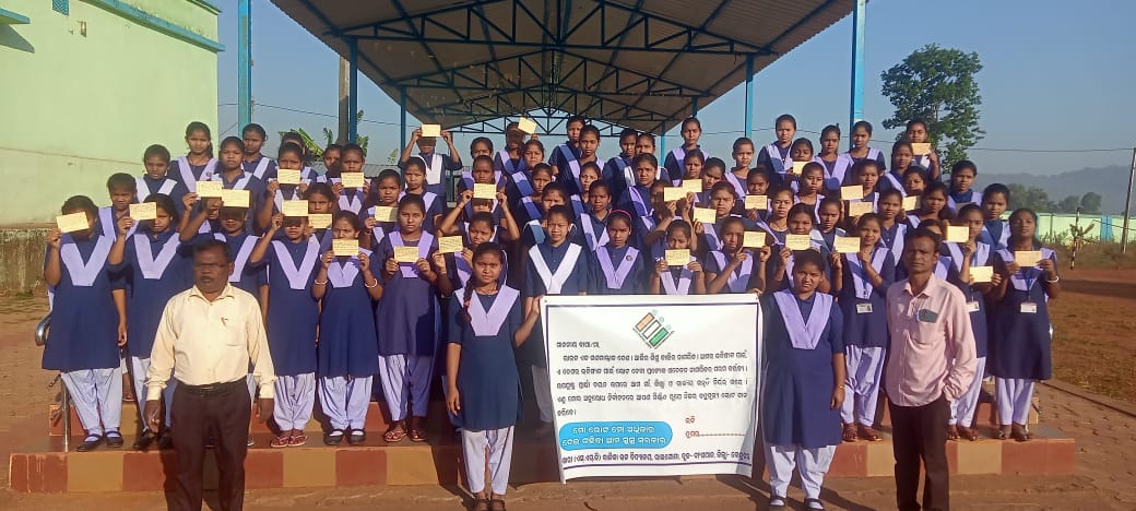 scstdevdept's tweet image. Ahead of the upcoming #elections, students from Govt. Girls’ High School, #Rayagada, #Odisha, are taking part in a campaign to increase awareness among their parents about the significance of #voting. Through a sensitisation programme, the students are highlighting the importance