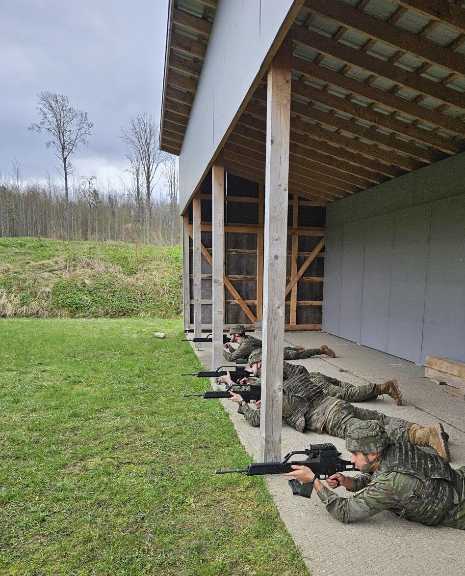 EMADmde's tweet photo. En Letonia, el personal 🇪🇸 de la UDAA NASAMS desplegado en Lielvarde 🇱🇹, se instruye en tiro de fusil 🎯 para  mantener las capacidades de combate ante cualquier amenaza, durante su contribución al la defensa colectiva de la @NATO en los Países Bálticos. #MOPS @EjercitoTierra https://t.co/XcTiGKsNNT