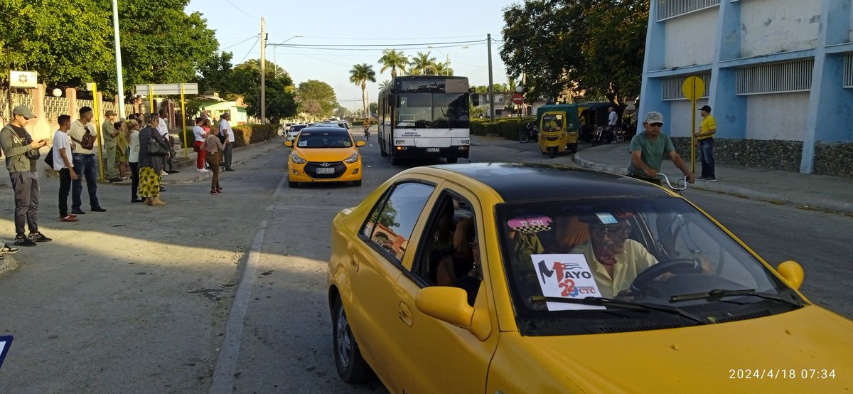 Gesto humanitario en #LasTunasXMasVictorias de los transportistas con el pueblo. En saludo al primero de Mayo se traslada gratis a pasajeros a cualquier destino de la ciudad de #LasTunas #Cuba porque #PorCubaJuntosCreamos