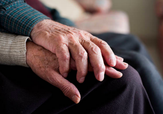 RosaRodaNews's tweet photo. Las personas mayores de 65 años están más conformes con el Gobierno regional (32%) mientras que el segmento entre los 31 y 64 años es el que peor califica la actividad gubernamental. Es la comarca del Altiplano la más satisfecha con San Esteban. #CEMOP. https://t.co/HoCul5JOy8