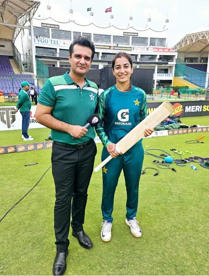 Cute couple on the field and off the the field.

#Aliyariaz #CoupleGoals