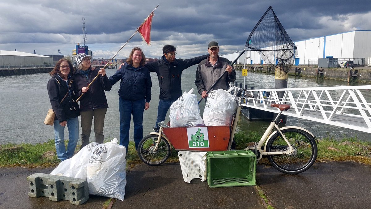zwerfieRdam's tweet photo. Dat was een nuttig ochtendje. 
Betty, Ernest, Ivo, Karen, Luisa en Peter hebben in een uurtje de #Lekhaven flink opgeruimd. Met dank aan @PaardekooperBV voor de sponsoring van ons nieuwe duurzamer model vuilniszak van hergebruikt plastic. :-)
#zwerfie #schonehaven #plasticsoep https://t.co/i93UWbzIVA