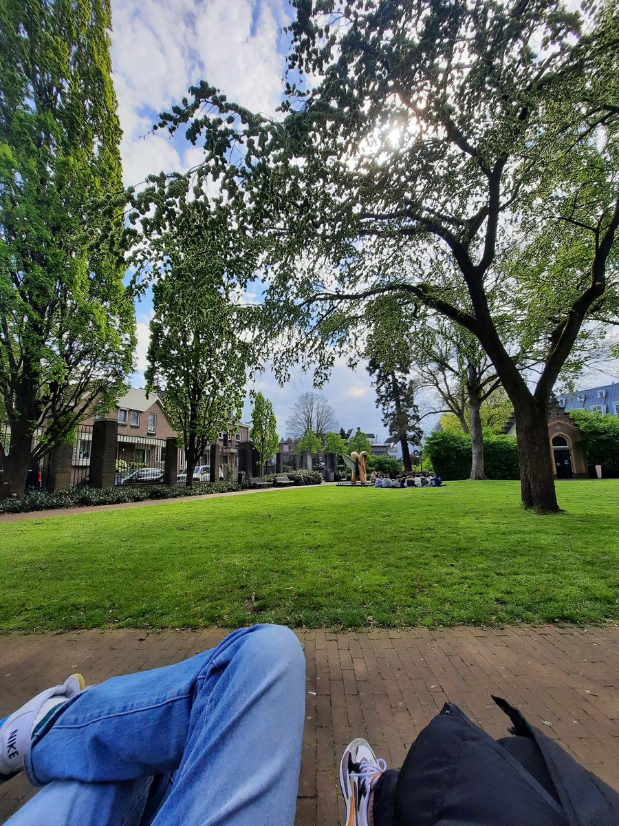 Zon, zoon, stadsparkbank, koffie en klets. 🩷 #meaningoflife
Ps dear Spring, love to do all this metzonderjas, please come back!