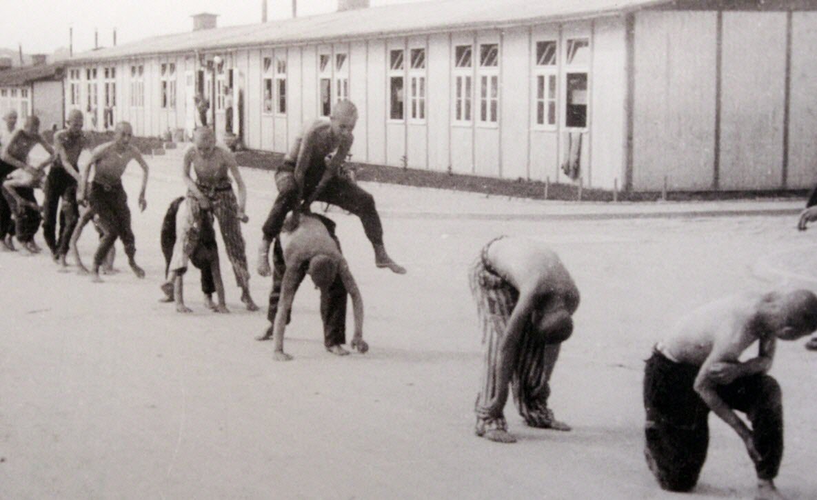 À Mauthausen, il n’y a pas de genocide, il n’y a pas de famine. On joue à saute-mouton torse nu.