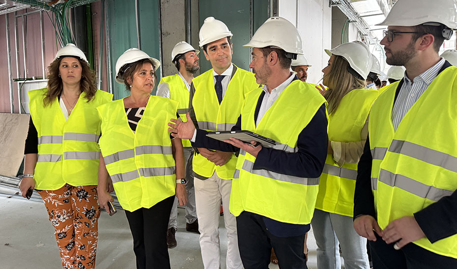 🏗️ @LinaGarcia_AND visita las obras del centro de salud de Alcalá la Real, que se encuentra al 60% de ejecución. 🏥 El nuevo edificio, que atenderá a más de 22.000 vecinos, mejora los problemas de infraestructura y accesibilidad del actual. ✅ opgob.es/ibs5q2